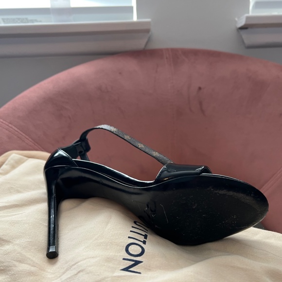 Louis Vuitton heels with box and the individual bags for each shoe - Picture 3 of 8